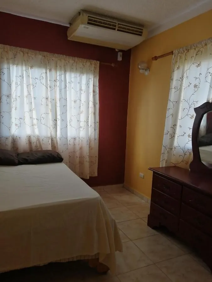 Las Colinas De Samana アパート